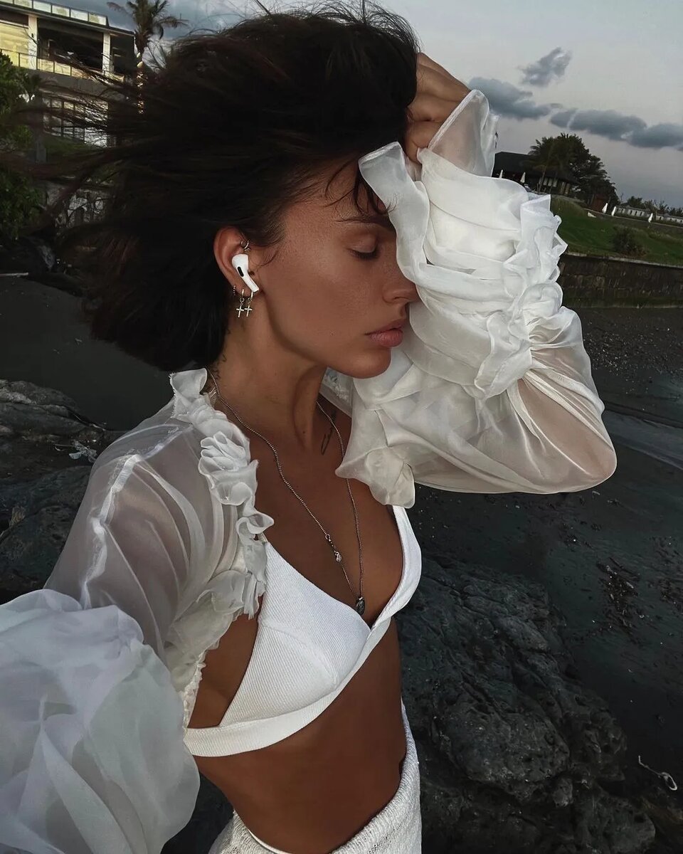 Ctrl+ C, Ctl+V &mdash; пожалуй, именно так можно описать наряды наших сегодняшних героинь. Собрали звёзд, которые вдохновились купальниками друг друга. Смотри и оценивай!-18