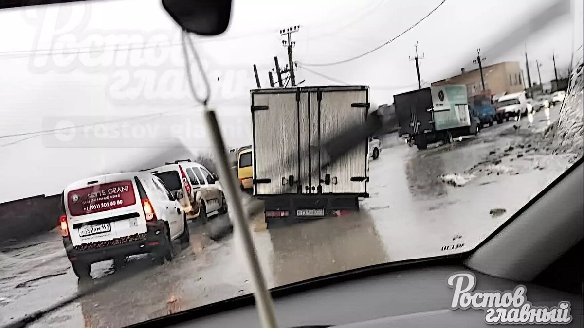     В Ростовской области на одной из разбитых дорог в яму провалился грузовой автомобиль, сообщили водители в соцсетях.