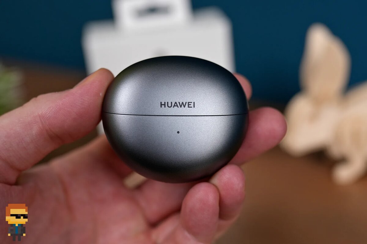 первые наушники. когда были сделаны наушники. наушники фон. телефон и наушники на столе. большие наушники на девушке.