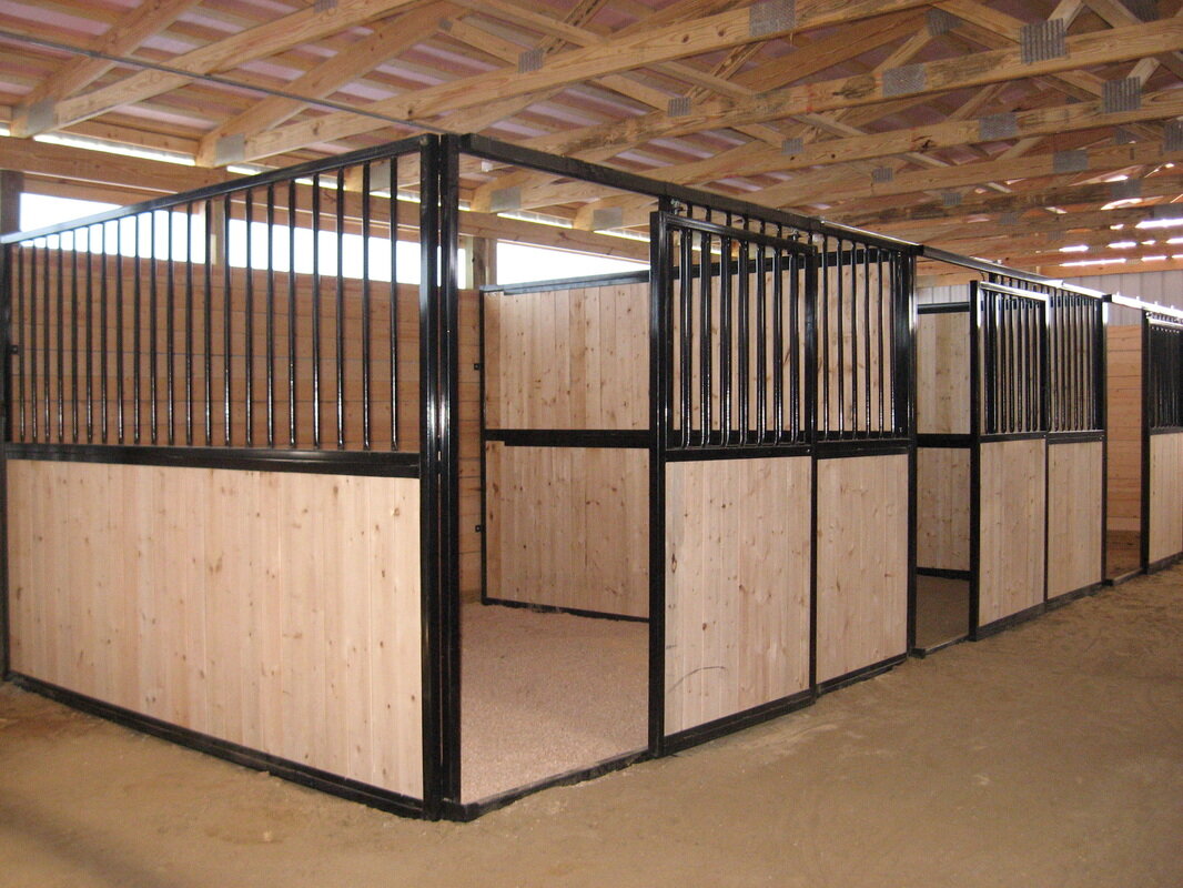 Глухая стена между денниками приводит лошадь к изоляции, лишает социального контакта, повышает уровень стресса и скуки.