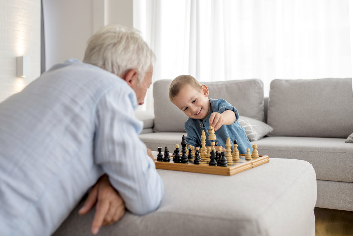 The boy playing chess. Шахматы для детей. Children playing Chess with doubt. Boy playing Chess. Boy playing Chess with Robot.