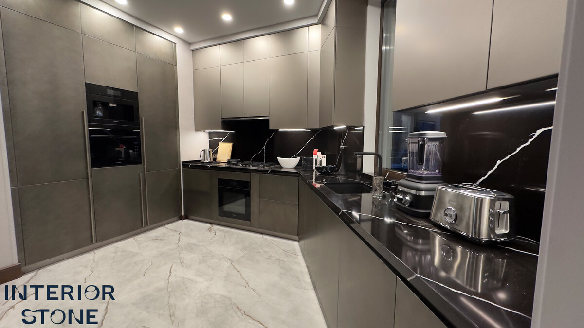 vicostone nero marquina. монтаж и изготовление Интериор Стоун