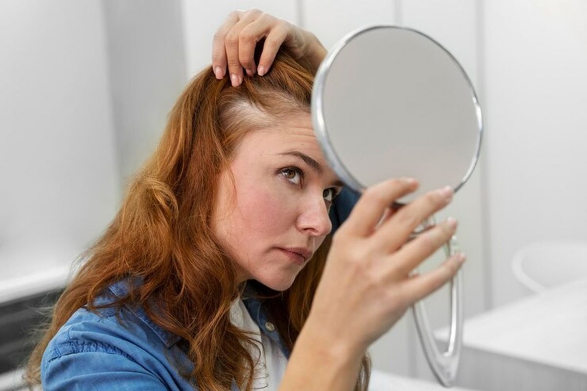 По словам врача-трихолога Екатерины Титушкиной, состояние волос может сильно пострадать от нехватки белковой пищи и железа в рационе.