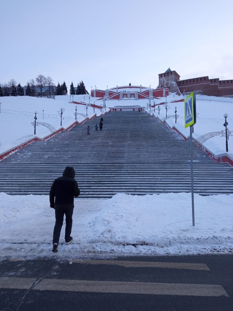 человек бежит навстречу тележке. бегущий человек фото. человек и тележка движутся навстречу друг другу. масса первой тележки 60 кг скорость 8. парень бегает.