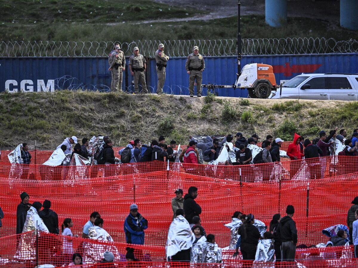    Агенты таможенной и пограничной службы охраняют транзитный центр для мигрантов на границе США и Мексики в Игл-Пасс, штат Техас© AFP 2024 / CHANDAN KHANNA