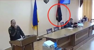 человек с гранатой в руке. граната лимонка ф1 взрыв. александр чечек с гранатой. чел кинул гранату в квартире. кинул гранату.