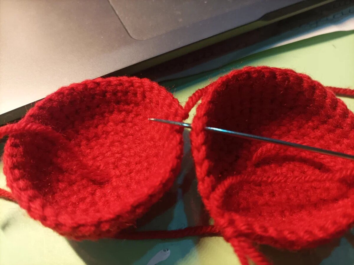 Вязание крючком процесс. Вязание крючком 5 класса. Вязка крючком для начинающих. Столбик с двумя накидами крючком как вязать. Технологическая карта по вязанию крючком.