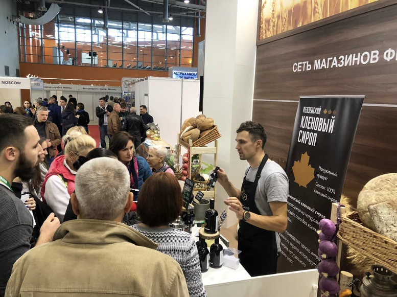 “Пензенские кленоварни” на агропромышленной выставке в Москве, 2019 год. Стенд компании представляет Александр Анашин