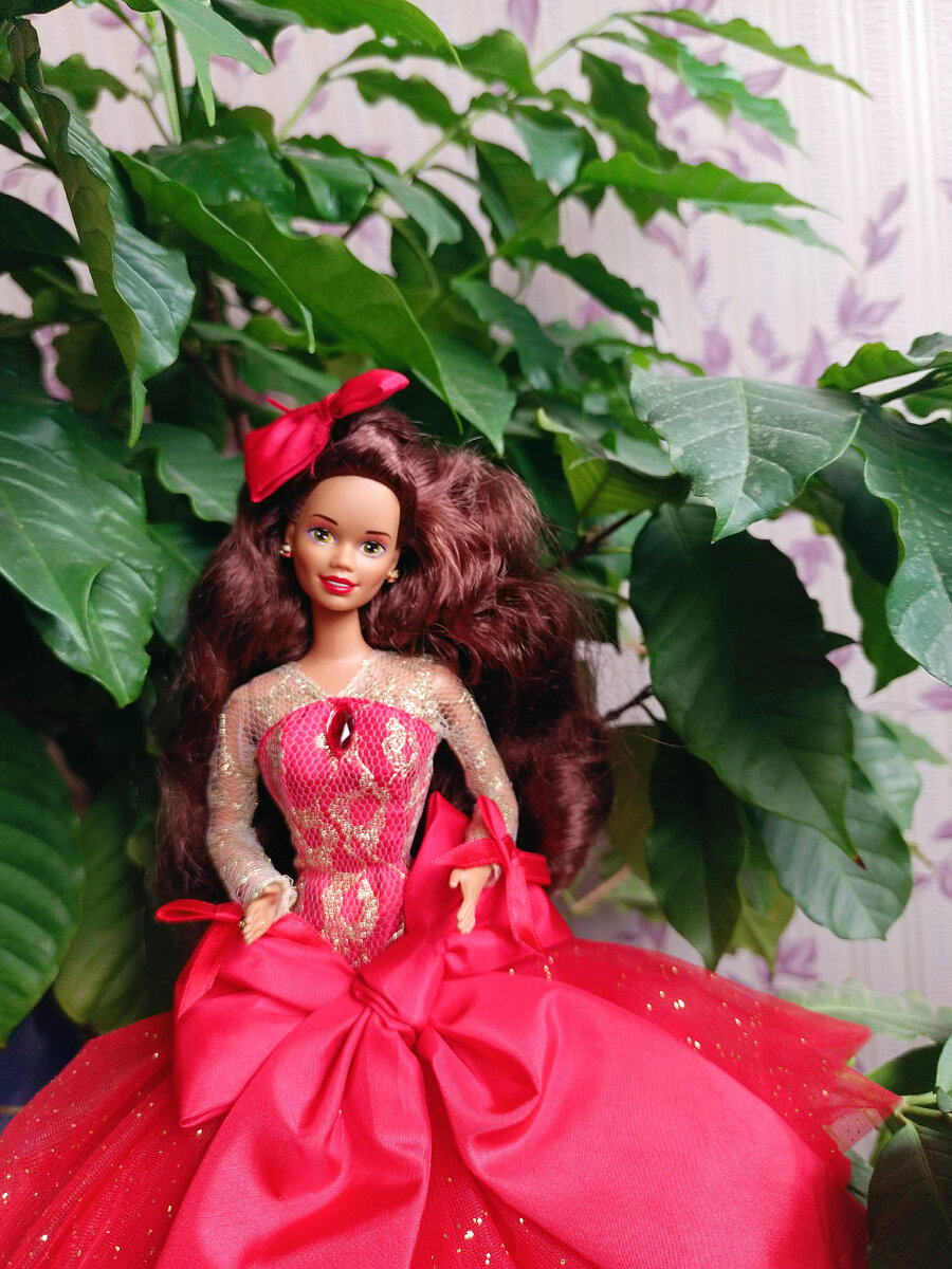 Яркая мулаточка среди зелени