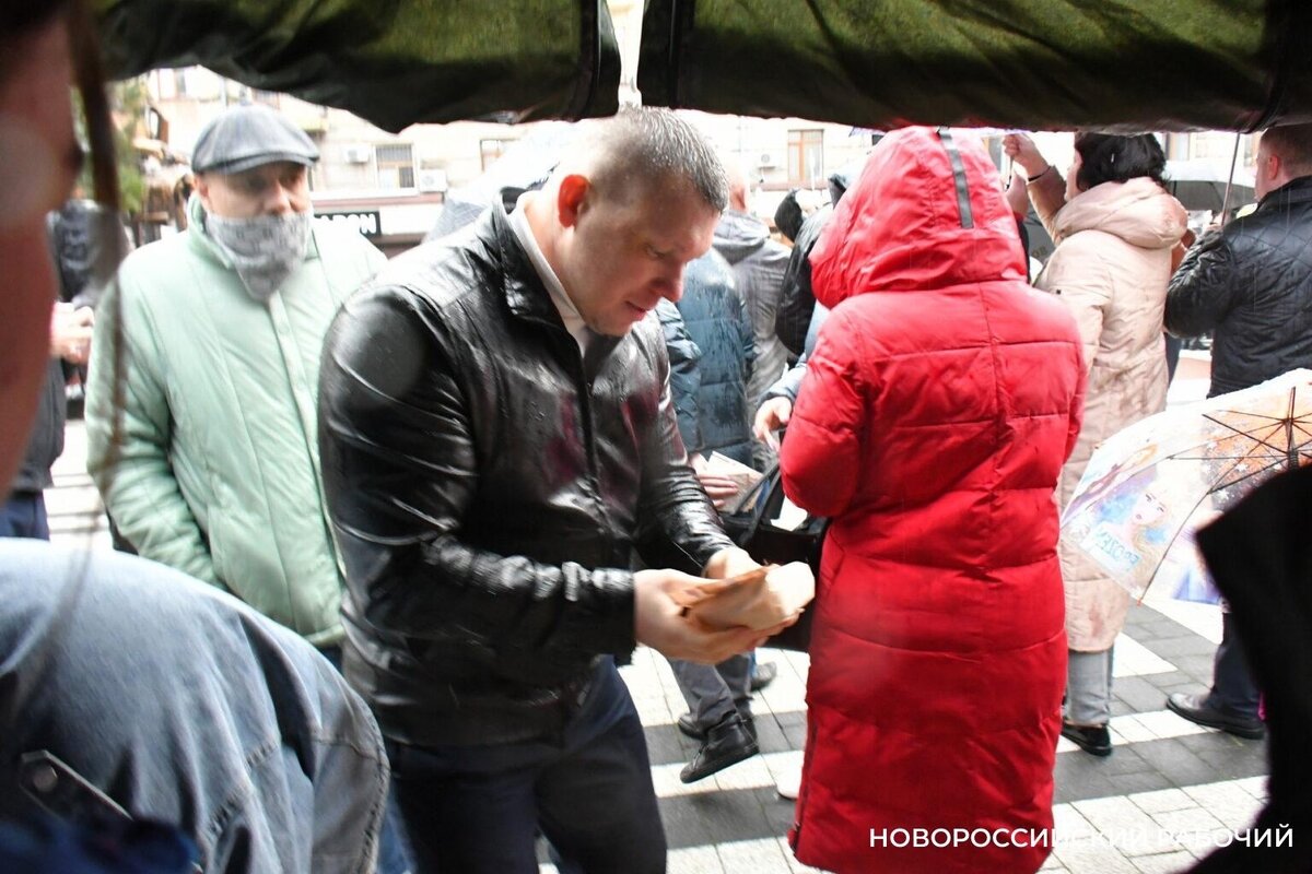 Сначала он дал ей хлеба. Каштанкою овладели отчаяние и ужас разбор предложения. Сначала он дал ей хлеба и зелёную корочку сыра. Кусок хлеба план. Сначала он дал ей хлеба.