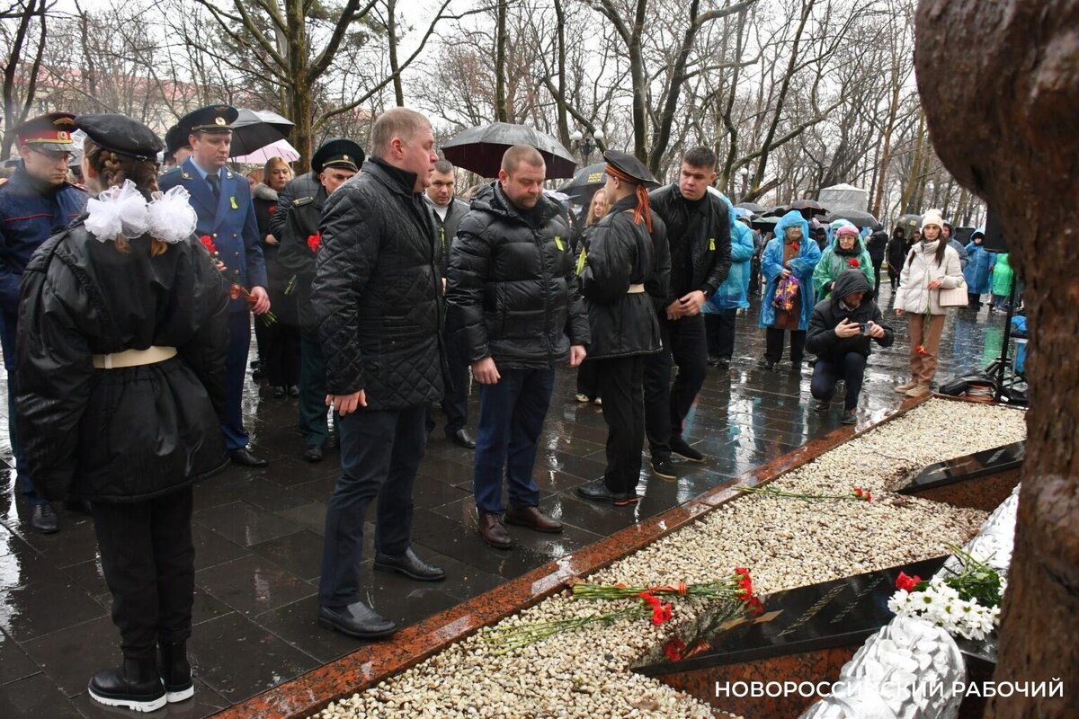 Сначала он дал ей хлеба. Хлеб –всему голова» - гласит народная мудрость. Анекдот про собаку новость. Сначала он дал ей хлеба. Хлеб зернышко.