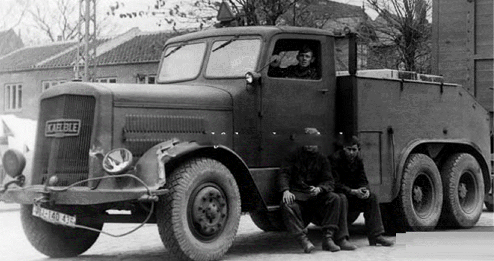 ТТХ тягача: двигатель – дизельный; мощность двигателя – 100 л.с.; трансмиссия – 5-ступенчатая коробка передач; колесная формула – 6х4. В 1938-1939 гг. было выпущено еще 120 машин со 130-сильным двигателем и 6-ступенчатой коробкой передач.