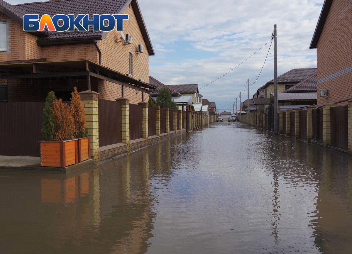 Лужа большая, а цистерны маленькие: в Краснодаре водооткачивающая техника  не справляется с подтоплениями | Блокнот Краснодар | Дзен