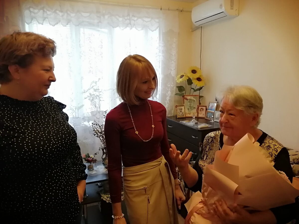 живёт с пожилыми. доброта к пожилым людям. роза фарони 2022. проживает старше 80 лет. пожилые бабушка и дедушка.