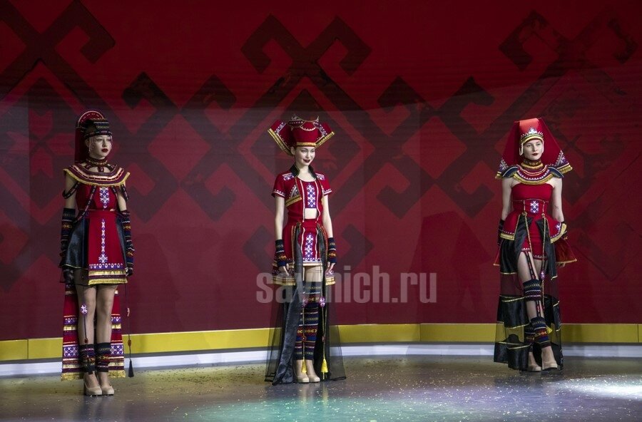 какая мода в 2023г. кожаный тотал лук. диор подиум 2022. тренды осени 2022. какая мода в 2023г.