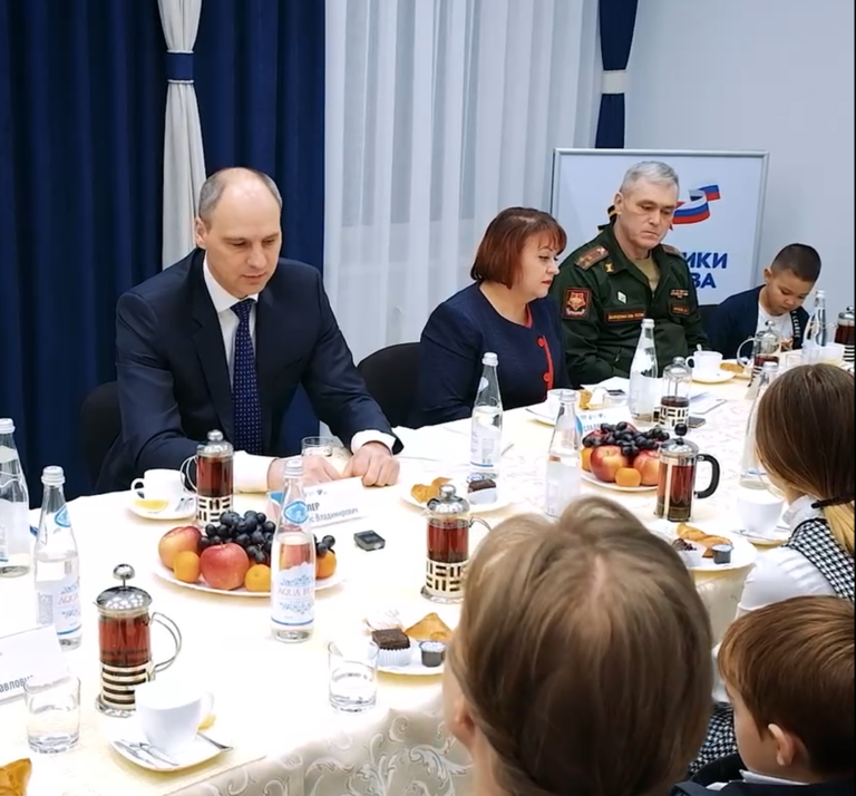    Губернатор Оренбуржья Денис Паслер встретился с семьями участников СВО Андрей Севостьянов