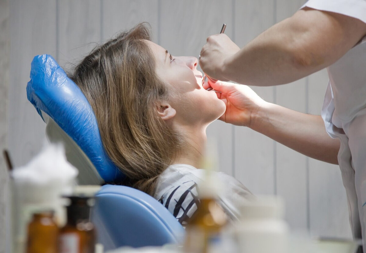 Зубы стоматолог. Профессиональная гигиена. Вырывание зуба мудрости. Зубной какамекакамень. Профгигиена полости рта air flow 2022.