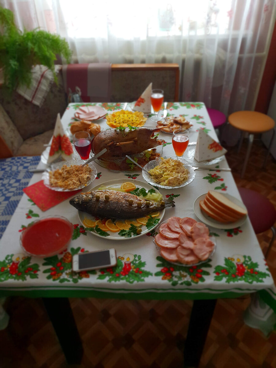 Танцуют на празднике. Веселье вечеринка. Танцы на свадьбе. Выпускной вечеринка. Вечеринка танцуют.