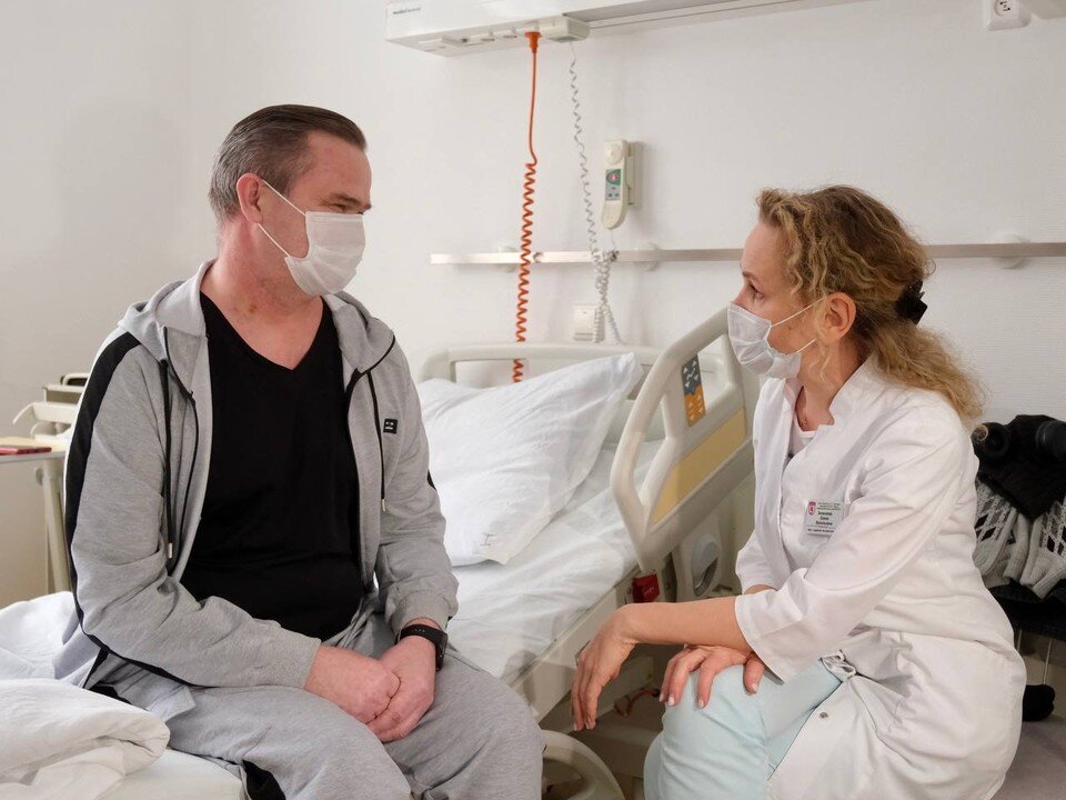 Человек болеет. Человек на каталке в больнице. Фото больных в больнице. Палатка в больнице. Фото больных в больнице.