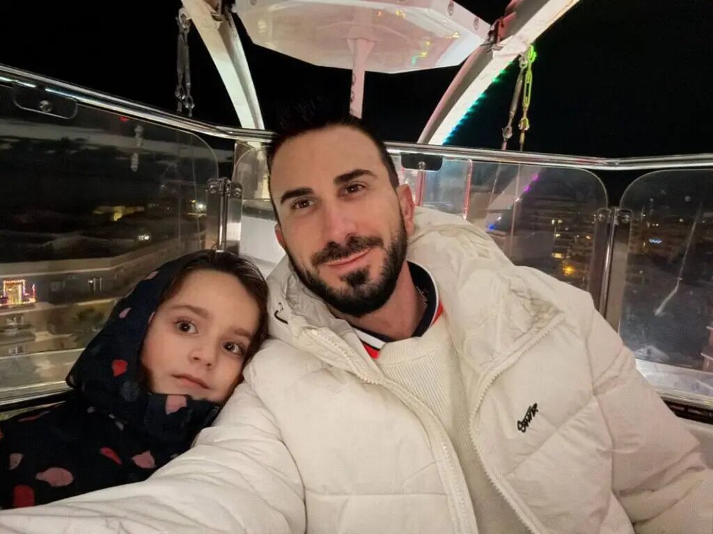 Дочь-белоруска Мишель говорит на двух языках (русский и итальянский), они с мамой проживают в Италии, а в Беларуси навещают бабушку и дедушку.