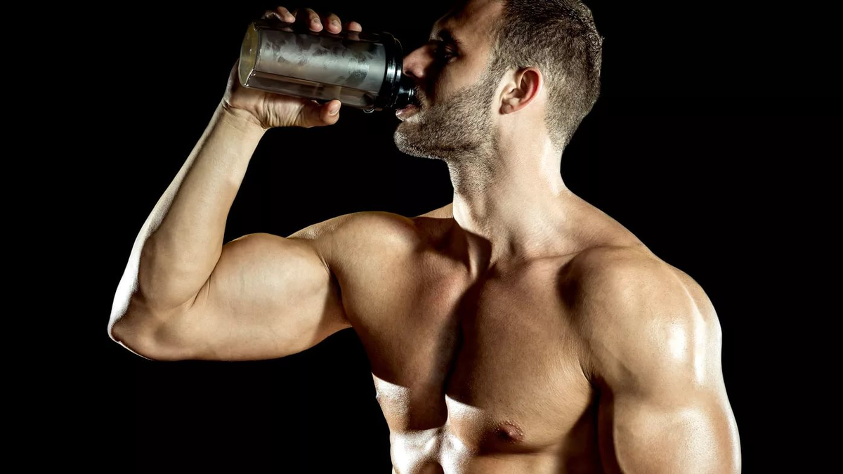 Протеин бодибилдинг. Спортивные добавки для парней. Спортивное питание в руке. Качок с пивом.
