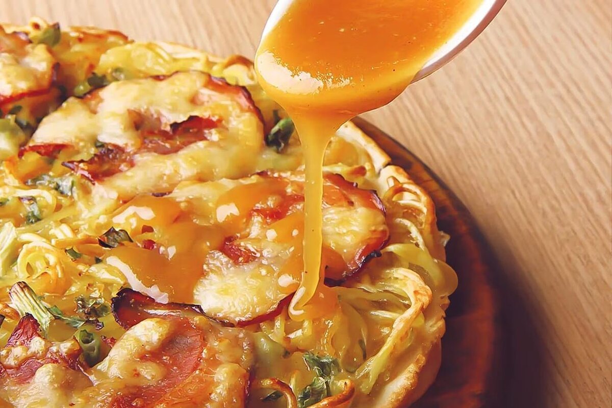 Дай пиццу. Пицца вид сверху. Давай в пиццерию. Огромная пицца. Скоро пицца новая.