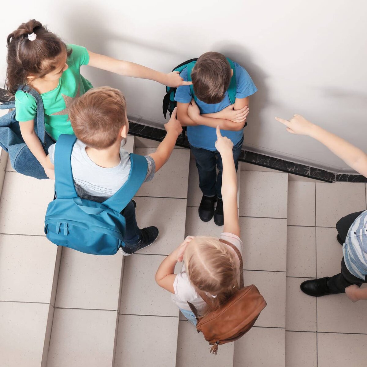 Буллинг фильм 2007. Люди глумятся над другими людьми. Издевательство человека над другим человеком. Насилие в школе. Человек который издевается над другим.