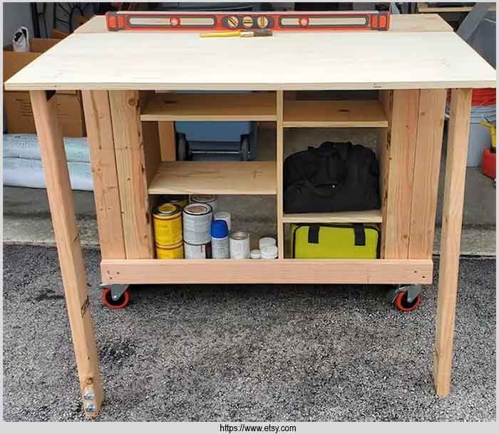 Интерьер рабочего кабинета. Комната с полками. Как сделать рабочий стол главным. Как сделать рабочий стол главным. Рабочий стол полочки.