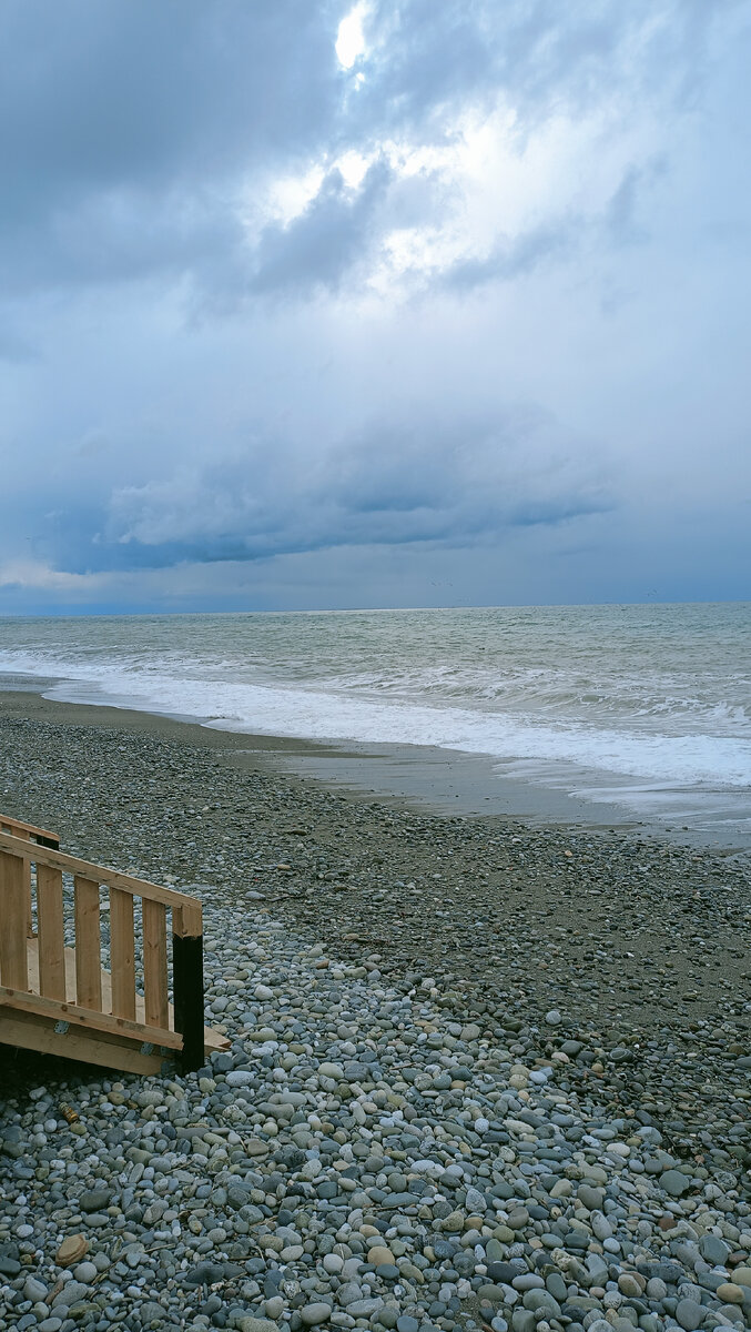 Девушка улетает на самолете. Пролетели над головой. Девушка на фоне самолета. Пролетающий самолет над головой. Мирное небо.