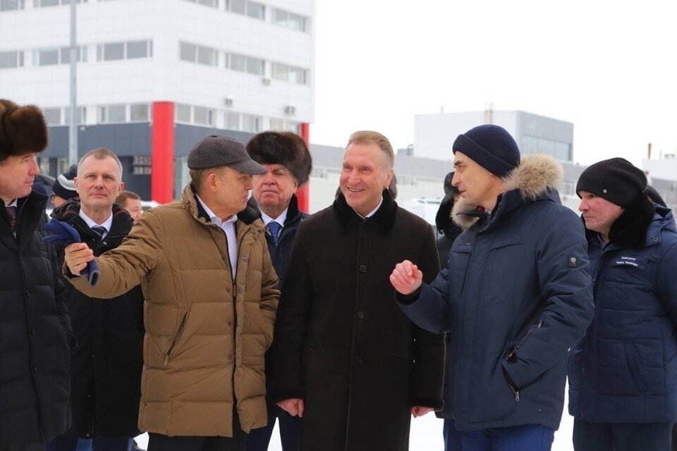 Семья с гаджетами. Зависимотсьт о гаджетов. Компьютер и человек. Современная семья с гаджетами. Многорукая женщина.