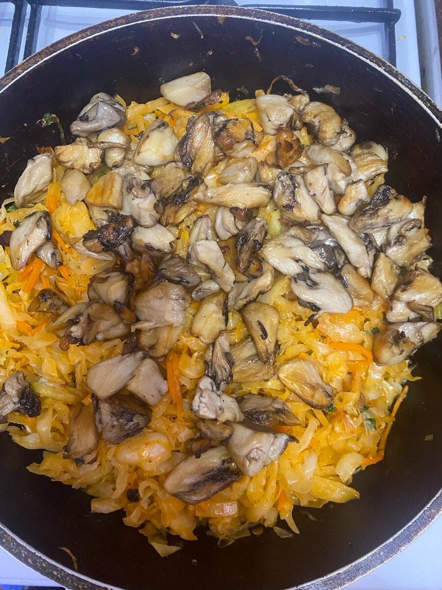 Добавив грибы, уменьшаем огонь и накрываем крышкой