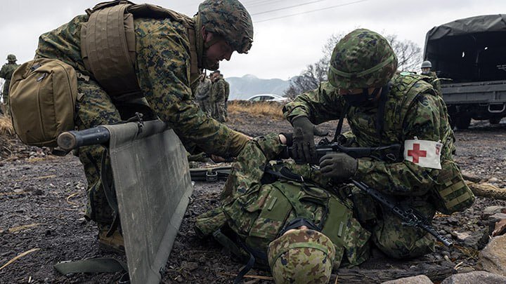 РАНЕННЫЕ НА ПОЛЕ БОЯ СЕГОДНЯ МОГУТ БЫСТРЕЕ БЫТЬ ЭВАКУИРОВАНЫ В ГОСПИТАЛЯ, ЧТОБЫ ЗАТЕМ СНОВА ВОЗВРАТИТЬСЯ В СТРОЙ, ЧЕМ ЭТО БЫЛО ВО ВРЕМЕНА ВТОРОЙ МИРОВОЙ ВОЙНЫ. ФОТО: LANCE CPL. BRIDGETTE RODRIGUES/KEYSTONE PRESS AGENCY/GLOBAL LOOK PRESS