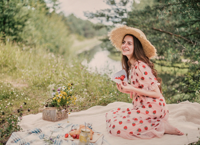 ковров дождь идет. ковров дождь идет. отражение города в луже. летний дождь. рязань дождь.