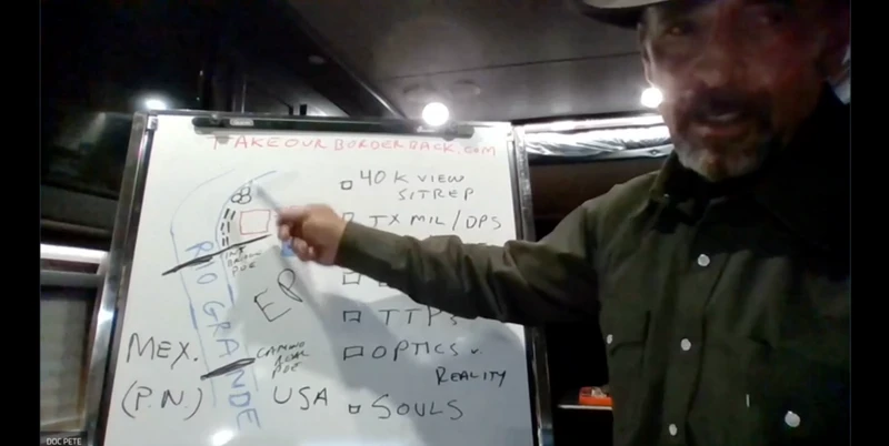 ВОЕННЫЙ КОМАНДИР В ОТСТАВКЕ ПИТ ЧЕМБЕРС ЗНАКОМИТ С СИТУАЦИЕЙ В ИГЛ-ПАСС, ТЕХАС, ВО ВРЕМЯ ПЛАНИРОВАНИЯ КОНВОЯ.