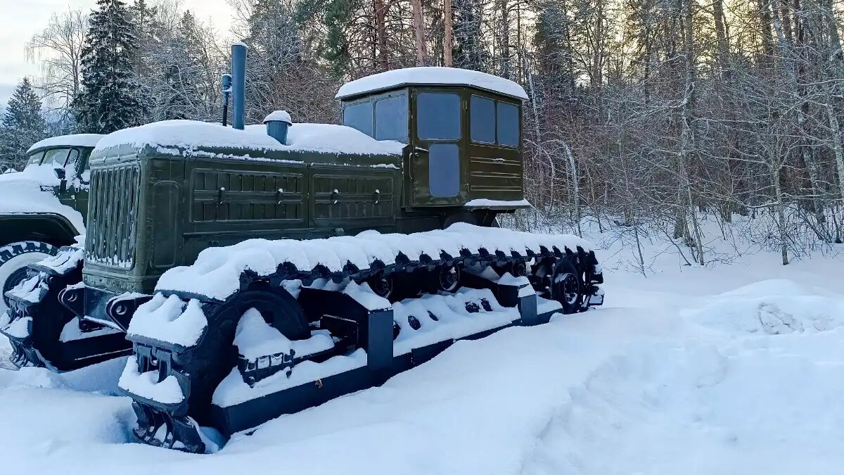 Фото: © Артем Борисов / Glavpahar.ru Советская модификация Д-804М гусеничного трактора Т-180 (фото сделано на мемориальном комплексе «Партизанская поляна» в Брянской области)