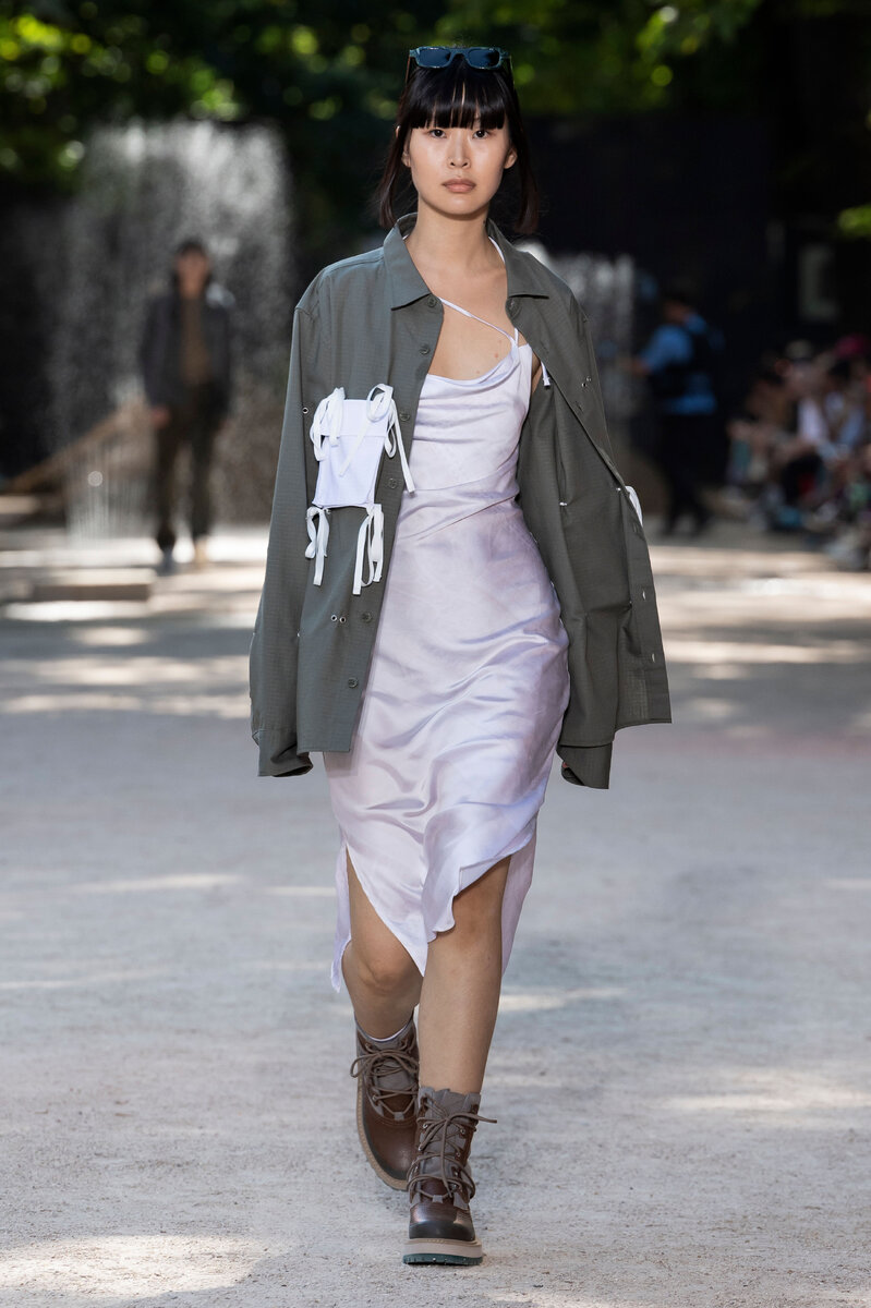 алессандра амбросио стритстайл. черное платье поверх футболки. платье поверх футболки. платье комбинация поверх. платье комбинация стрит стайл 2021.