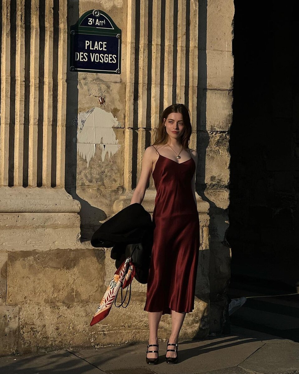 Какие туфли можно одеть с платьем. Кроссовки под платье. Платье с сандалиями. Платье с кроссовками. Кроссовки под платье.