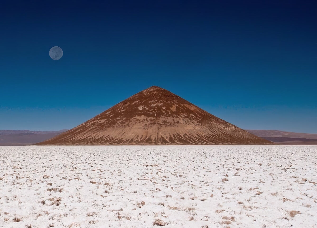 Загадочная пирамида.
Источник фото: https://cdn.generationvoyage.fr/2014/07/cono-de-arita-cone-arita-argentine-8.jpg