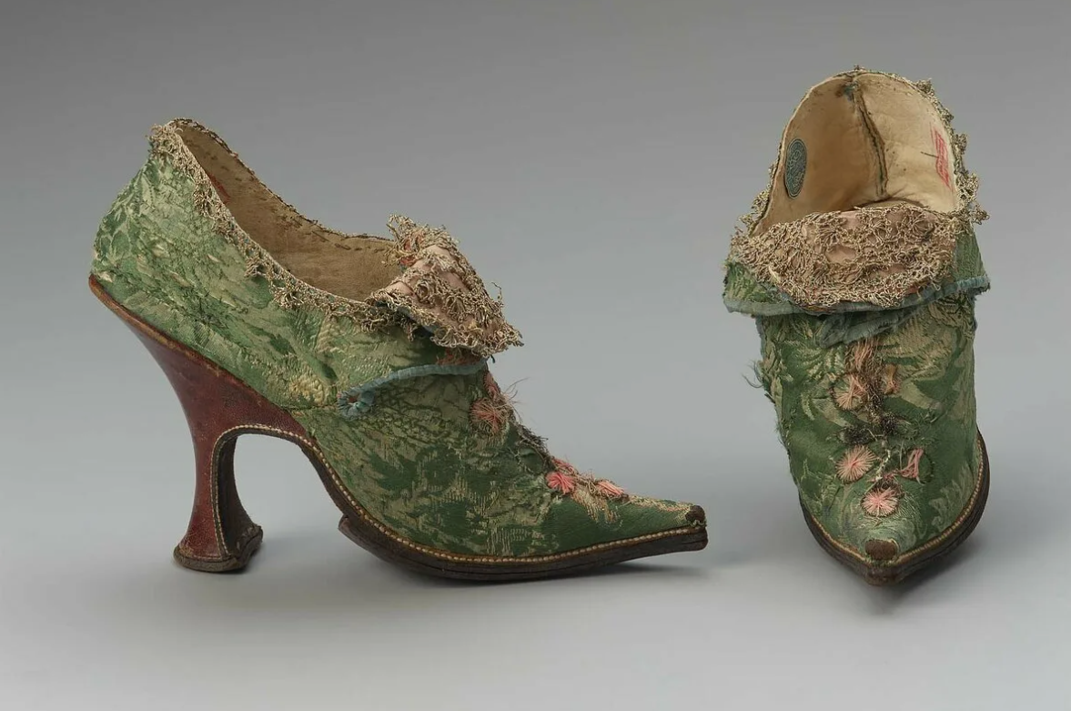 Каблуки рассказ. История возникновения каблуков. Чопины средневековая обувь. Туфли 18 века женские. Туфли эпохи людовика 14.