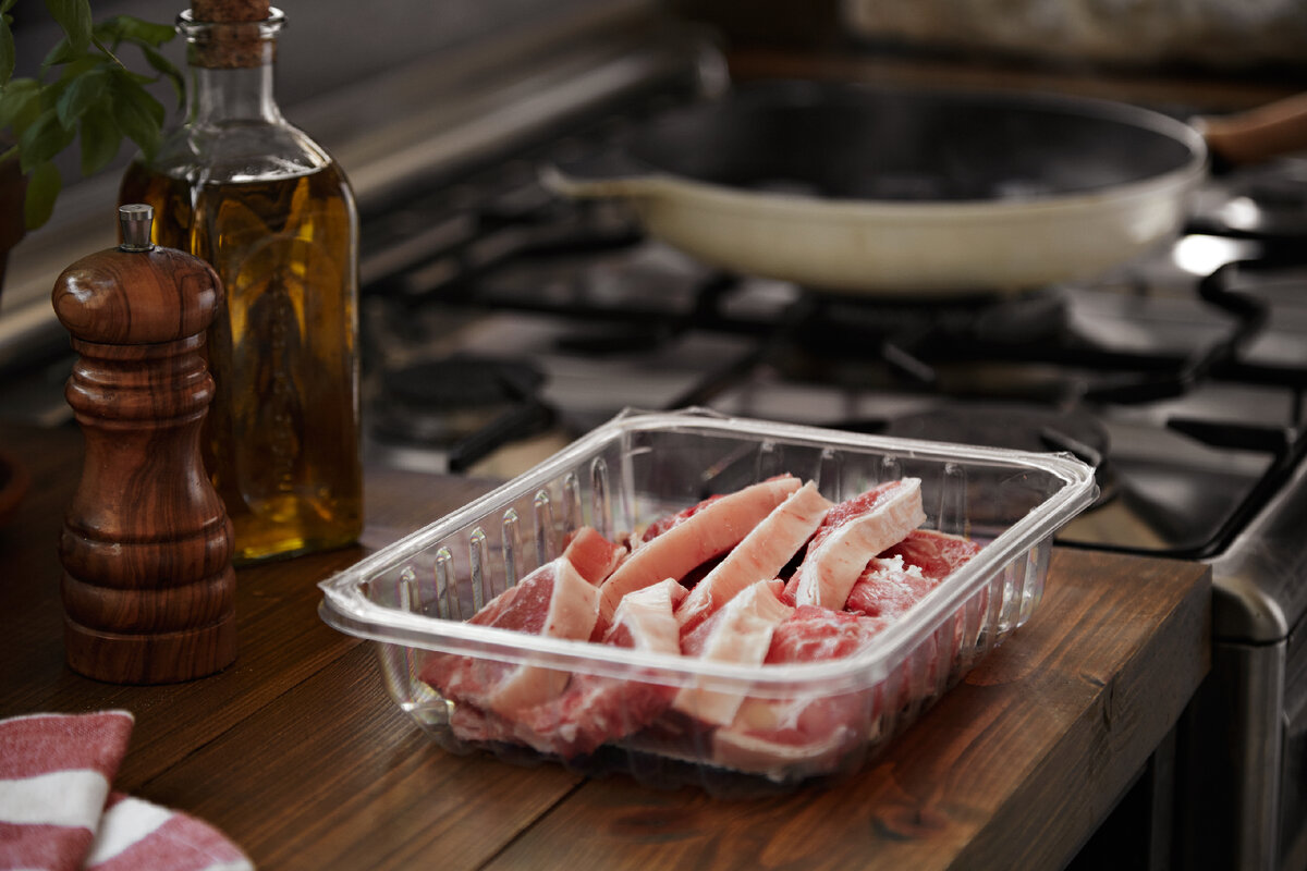 Результат процесса термоформовки - поддон для мяса       <a href="https://ru.freepik.com/free-photo/freshly-sliced-steak-next-to-a-range-with-grilling-pan-and-oil-pepper-and-basil_11344651.htm#page=11&query=%D1%82%D0%BE%D0%B2%D0%B0%D1%80%D1%8B%20%D0%B2%20%D0%BF%D0%BB%D0%B0%D1%81%D1%82%D0%B8%D0%BA%D0%BE%D0%B2%D0%BE%D0%B9%20%D1%83%D0%BF%D0%B0%D0%BA%D0%BE%D0%B2%D0%BA%D0%B5&position=34&from_view=search&track=ais&uuid=04d8eba1-3f5d-4f31-8864-5770a8c7376d">Изображение от bublikhaus</a> на Freepik