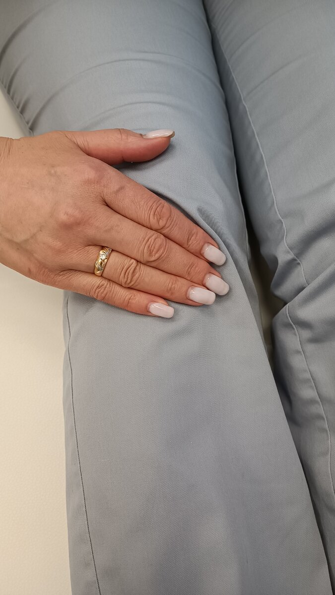 4 пальца вниз от нижнего края коленной чашечки