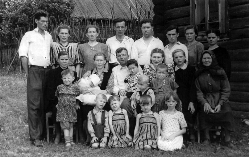 Многодетная советская семья. деревня Бутырки Камешницкий сельсовет