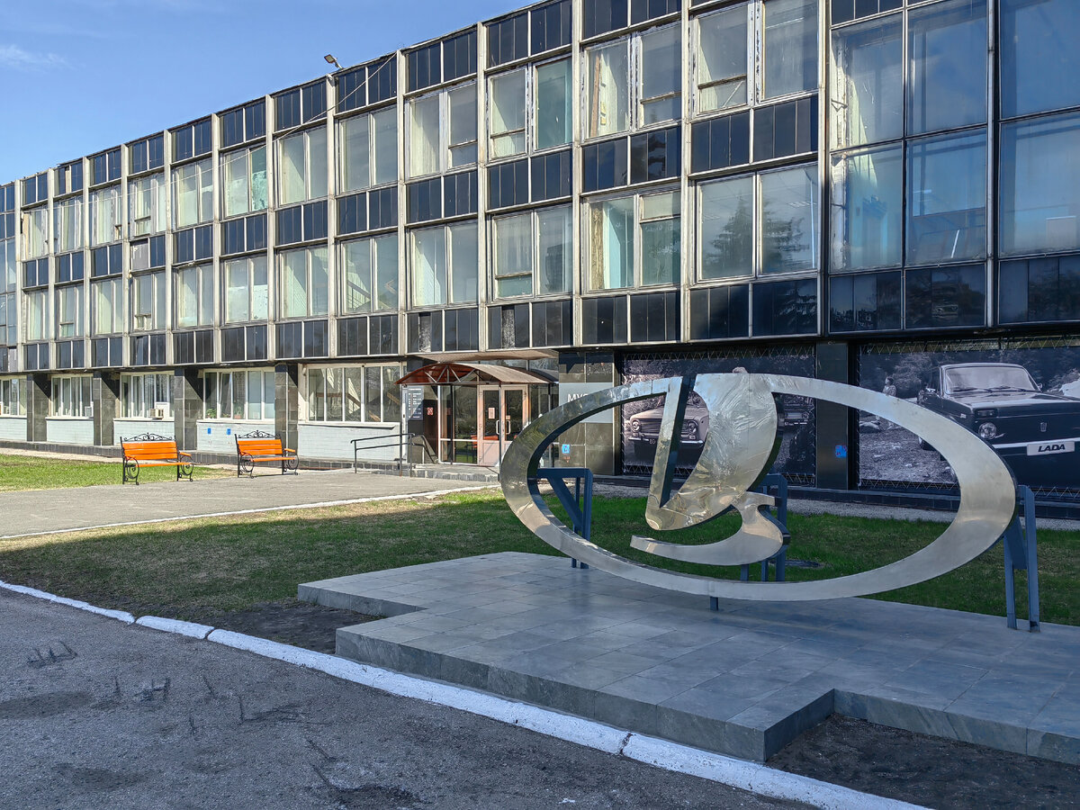 этикет в музее. люди в театре музей. внутри баухауза. парк горького музей современного искусства гараж. музей общественное место.