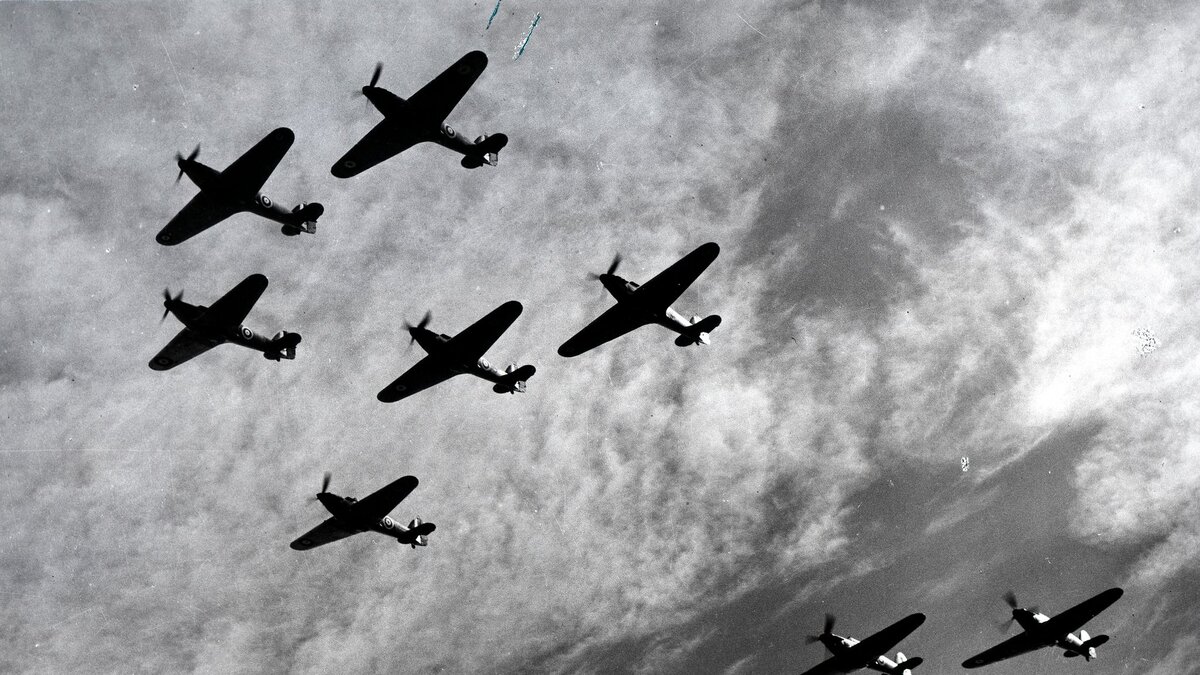 Советские самолеты летают. Неметсике самолеты в небе. Немецкие самолеты в небе. Советские самолеты в небе.