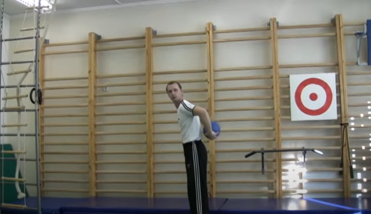 Вот в такое положение ловим мяч за спиной.