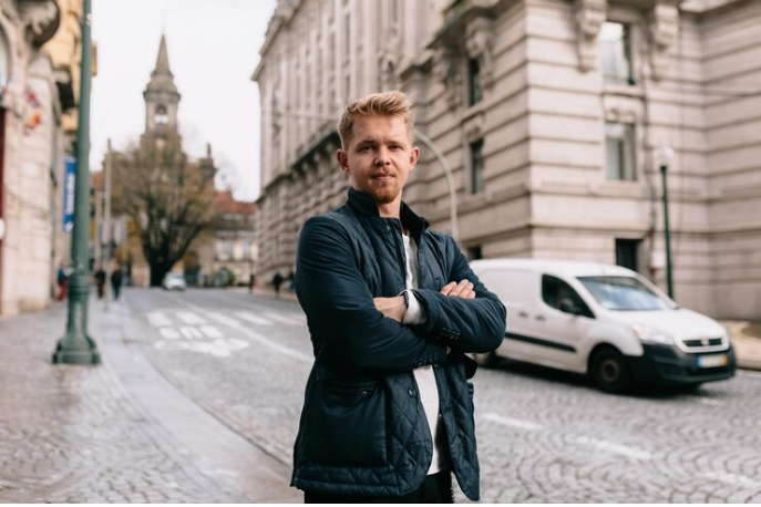 чувак с биноклем. найти человека на картинке. решение вопроса. помоги себе цитаты. дизлайк отписка мем.