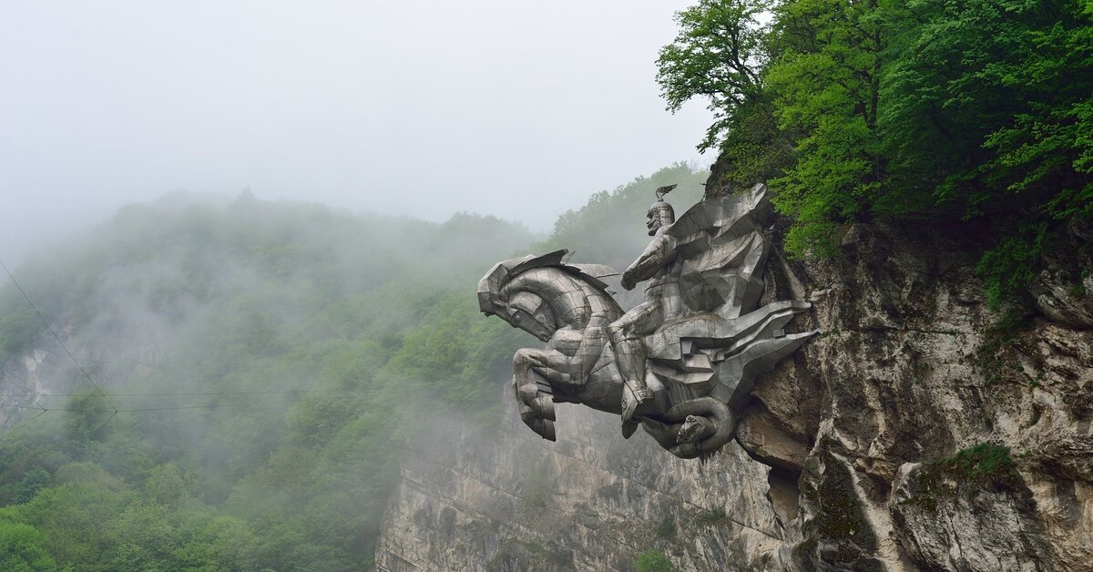 Памятник Уастырджи в Алагирском ущелье. Северная Осетия