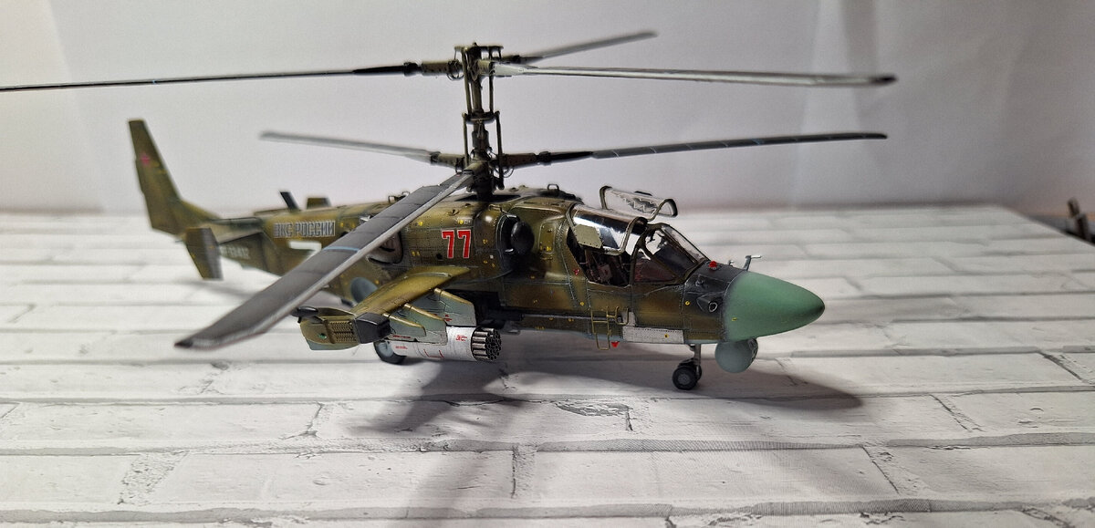 Стендовая модель российского всепогодного ударного вертолёта Ка-52 "Аллигатор" в масштабе 1/72 от компании "Звезда". Автор - Дмитрий Непримеров (г.Москва), 2023 год.