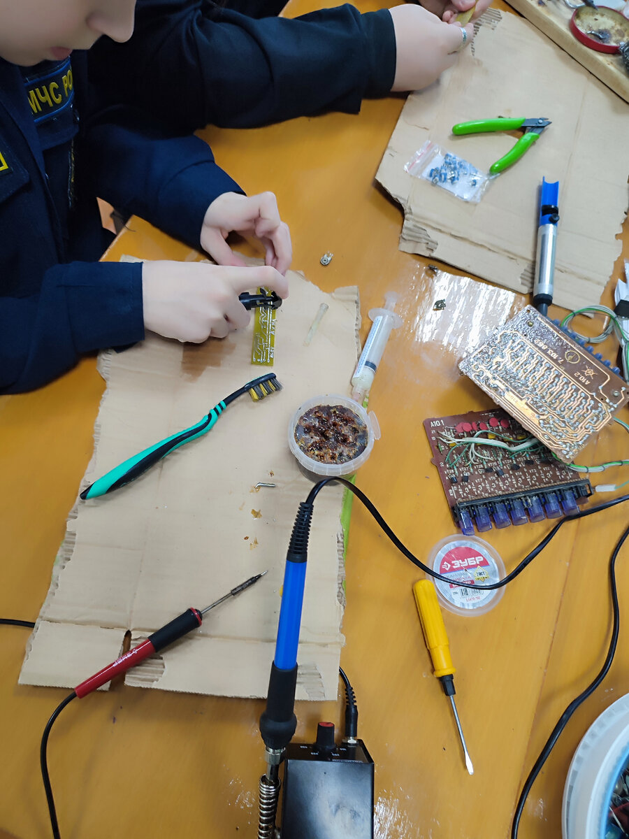 проблесковый маяк желтый at14208. сигнальный проблесковый маяк цефей с н. проблесковый маяк школьный желтый. различие проблесковых маячков. использование спецсигналов пдд.