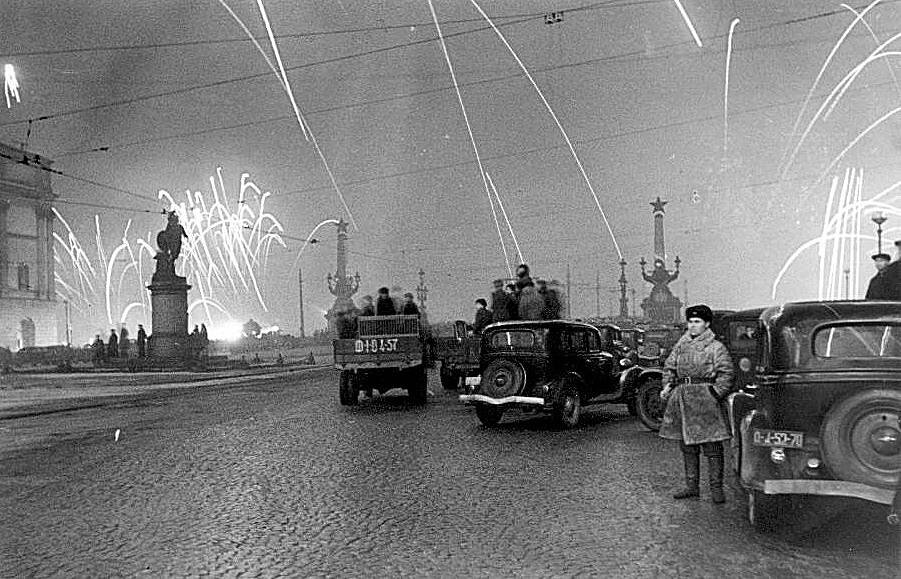 Салют в честь окончательного снятия блокады Ленинграда, 27 января 1944 года © СПб ГБУК "Государственный мемориальный музей обороны и блокады Ленинграда"/ Василий Федосеев